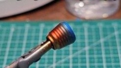 Berbagi metode penyemprotan model nozzle dengan cat biru