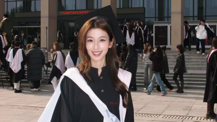 Saat saya menghadiri wisuda sekolah akting Zhongyi istri saya…