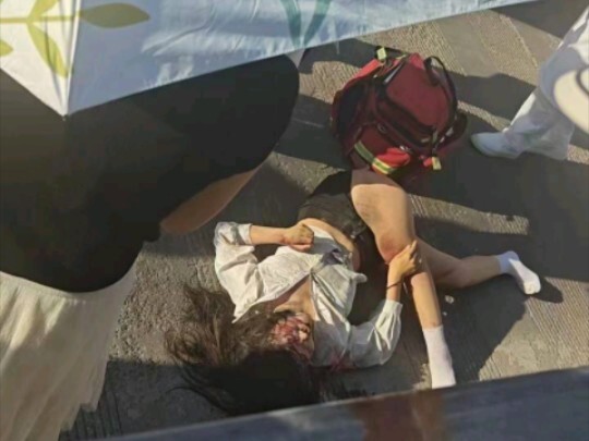 Nữ kỵ sĩ Tây Hạ Vạn Đạt, tin xấu là giày đã mất.