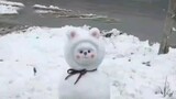 女生发视频自己堆了一个很可爱的雪人，但是转眼间就被熊孩子一脚踢翻了。