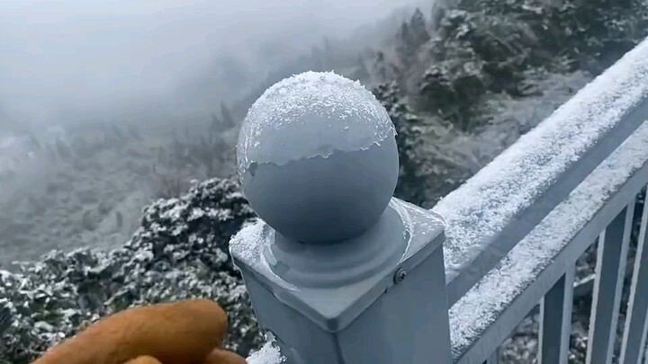 Kamu terlalu terpaku pada masa lalu. Mungkin sudah waktunya kamu melangkah ke depan.