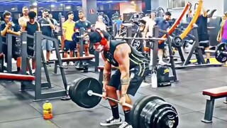 ขณะนั้น พนักงานทำความสะอาดผอมบางคนหนึ่งเดินผ่านมา: ฉันทำความสะอาดตรงนี้ได้ไหม?