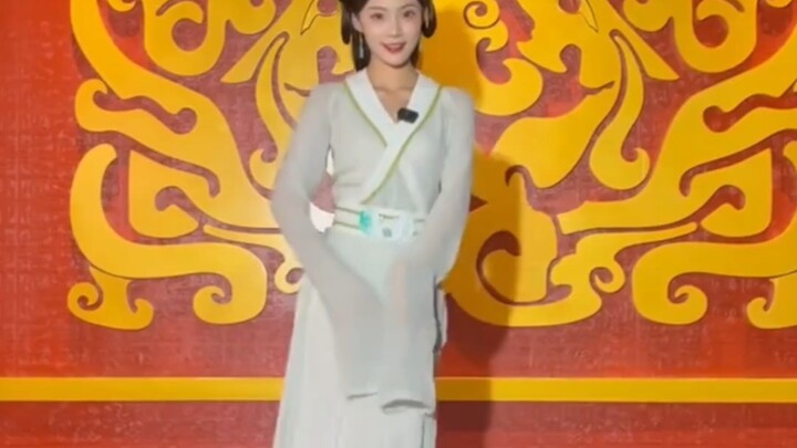 Look at this tiny waist!