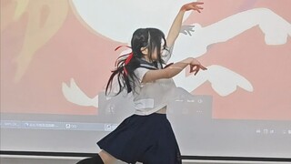 آه، نو نيه! منصة التسلق في معرض كوميك بارتي للمتملقين