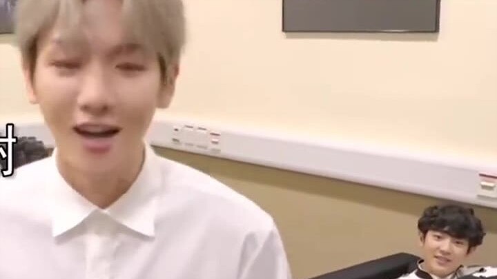 Baekhyun speaks Chinese, while Chan-yeol next to him is speaking normal human language, yet I can’t 