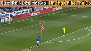 Cười té xỉu với những chiếc thẻ đỏ