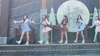 I love the girl group. The girl group loves me. [Love you] Straight shot