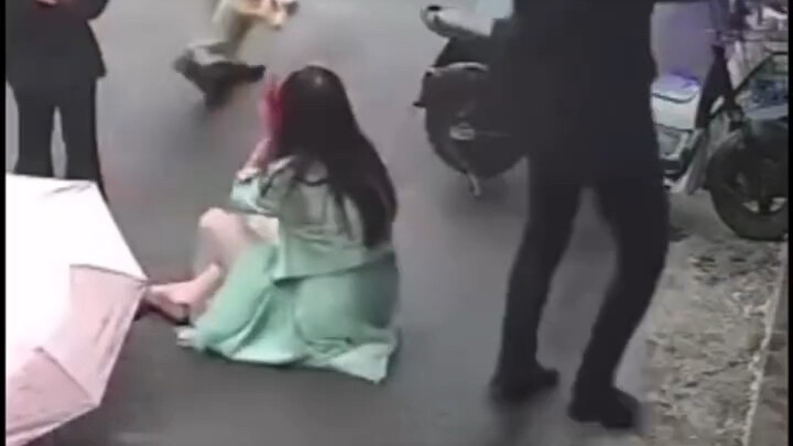 Wanita ini sepertinya pencinta anjing.