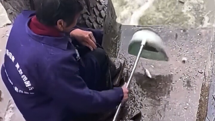 Lúc này, dân câu cá nhìn bộ thiết bị vài nghìn tệ của mình mà chìm đắm trong suy tư