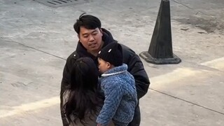 “别人一家三口其乐融融，你搁这又唱又跳的”