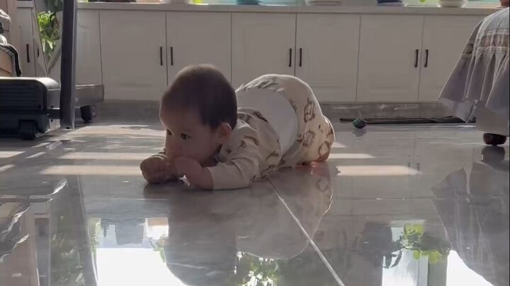 Crayon Shin-chan–style crawling posture—oh, and I cleaned the floor while I was at it!