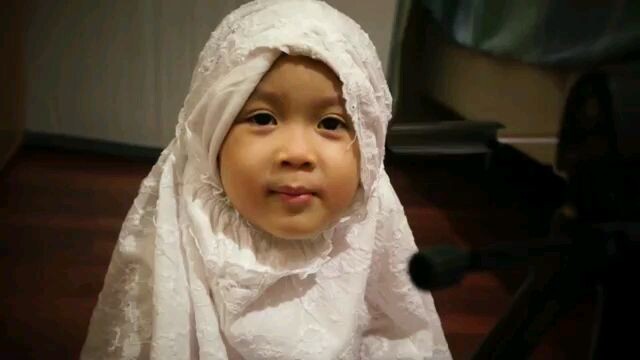 little girl reciating qur an