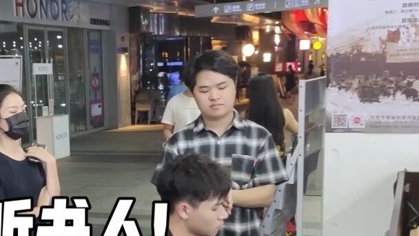 Incredible! Surprisingly, a random guy is also playing Genshin Impact! His impromptu piano performan