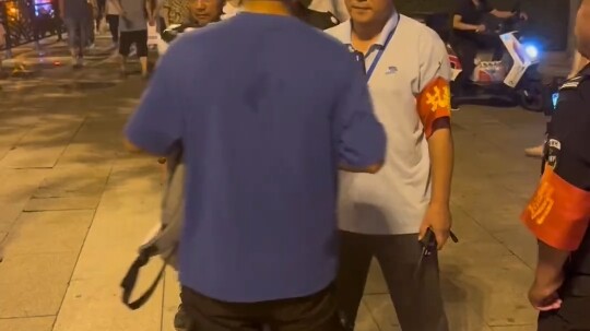 Sau khi ông cụ Thanh Đảo đeo tay áo đỏ, đã không còn là phàm nhân nữa.