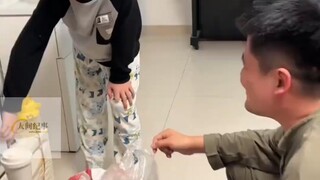 儿子在爸爸打游戏时威胁他，爸爸等儿子洗澡时立马反击！！