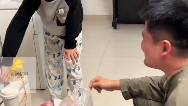 Con trai dọa bố khi bố đang chơi game, bố liền đáp trả ngay khi con trai đi tắm!!