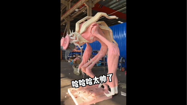 Ever seen a 1:1 Replica of the Hunter? It’s all about cutting-edge tech and pure brutality!