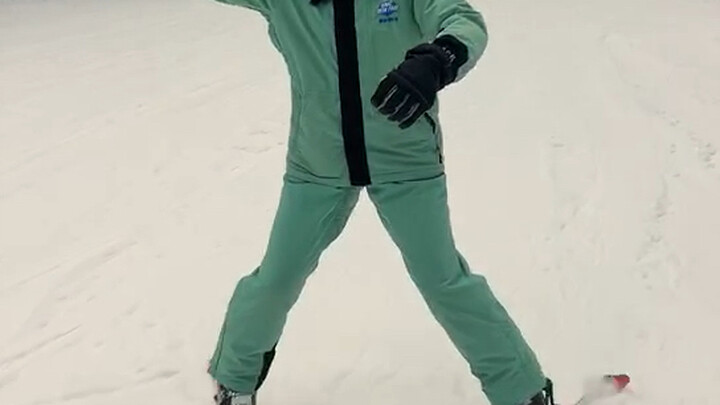 I’ve never been this stiff before… Xiao D’s first time skiing