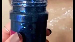 หลังจากสาวรู้ว่าแฟนหนุ่มนอกใจ เธอก็โรยผงกลิตเตอร์ที่ทำความสะอาดยากเต็มห้องของเขา