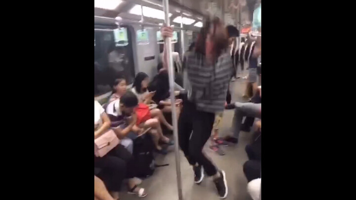Is it really okay to dance like this on the subway?
