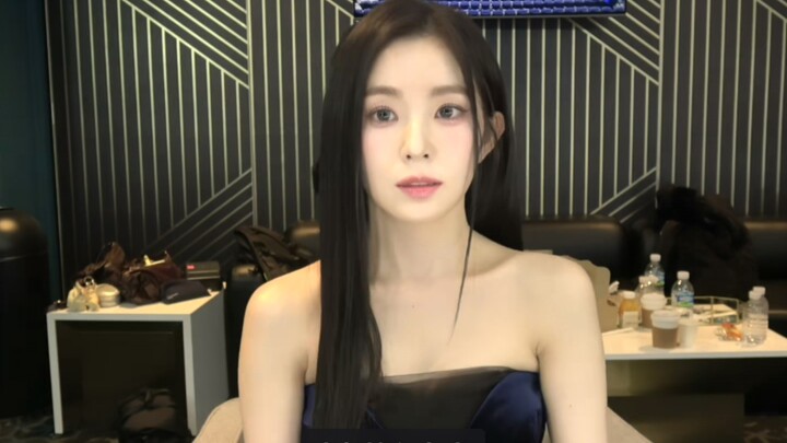 Dari gaya rambut lurus panjang hitam saja sudah terlihat perbedaan antara selebgram dan wajah dewa