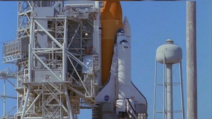 Shuttle Discvery and Starship