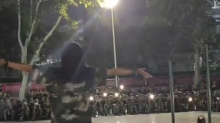 Military training ABCD! The atmosphere was full and the screams drowned out the family members