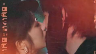 Mereka terikat kontrak, tetapi mereka saling menyelamatkan di tengah intrik