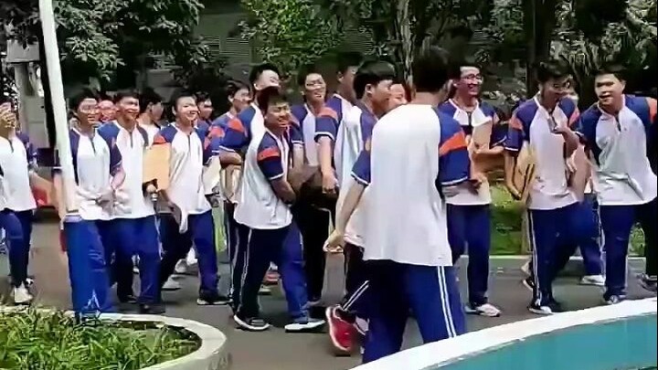 A youthful farewell after the college entrance exam: tossing the teacher into the fountain as a gest