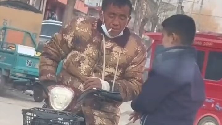 Cậu bé đứng bên đường xin tiền tiêu vặt từ người lớn; người lớn rút ra tờ 10 tệ rồi đổi thành nhiều 