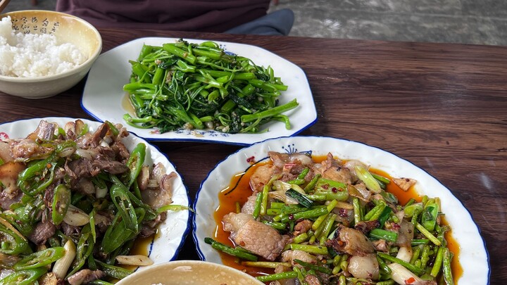 Chen Zihao: Restoran kecil di pinggir jalan ini, YYDS, makanannya sangat lezat!