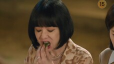 眼泪女王 哈哈哈在弟弟和爸爸挑剔饭菜时,我们姑姑在大口大口吃饭,看见海仁怒删弟弟后,贤佑弱弱的来了一句他对我不这样