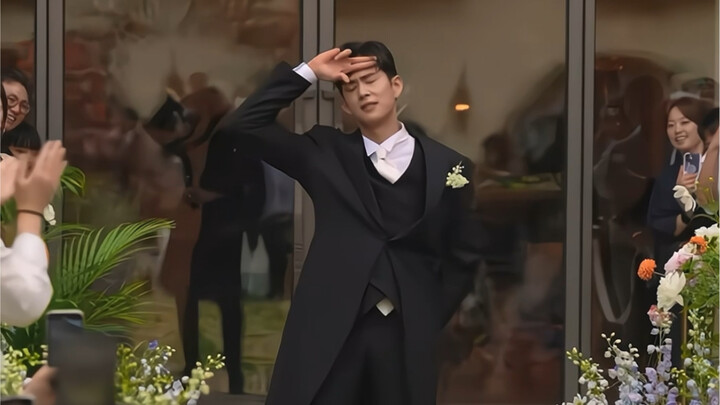 【EXO】Chắc chỉ có chồng của Irene là dùng bản nhạc ra sân là Love Shot thôi nhỉ, couple hạnh phúc tro