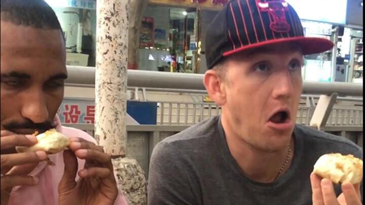 Foreigners in Henan Try Xinjiang’s Baked Buns: “You Don’t Look Like Real Brothers”