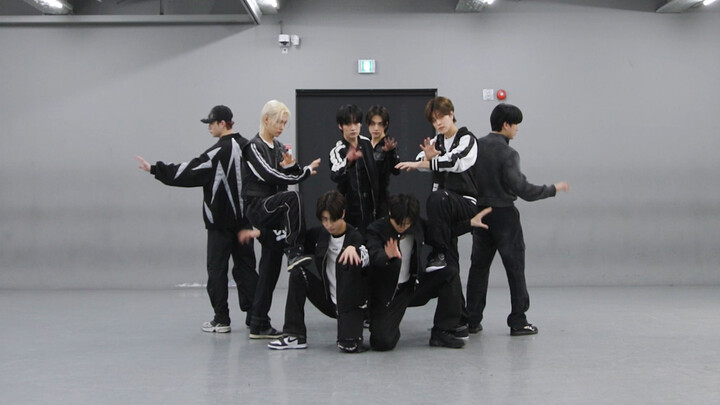 Stray Kids LALALALA 4K Dance Practice Room