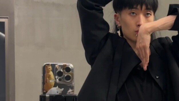 Analisis rinci bunga tangan dengan wajah sebagai sumbu