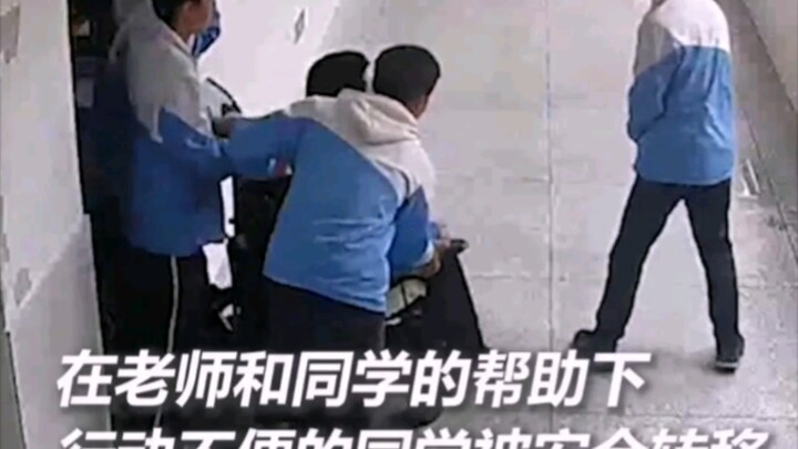 地震瞬间，前排同学奔向后排坐轮椅的同学。