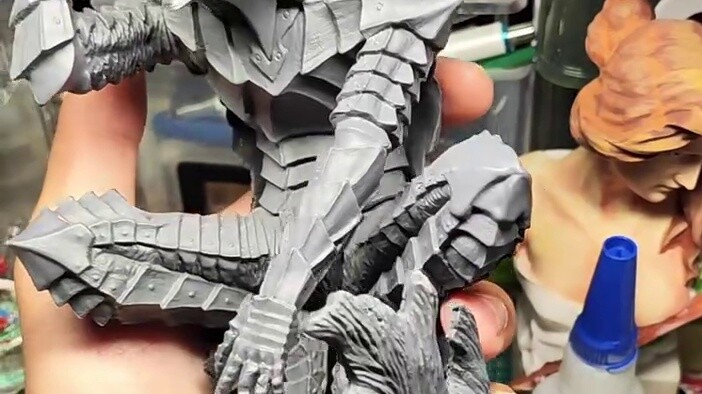 ถ้าบอกว่านี่คือดาบ มันจะหนักเกินไป ถ้าบอกว่านี่คืออนุสาวรีย์ มันก็จะบางเกินไป