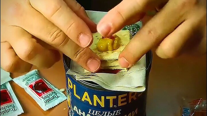 Tương cà, bánh quy nhỏ xếp chồng lên nhau từng lớp — đó chính là bữa trưa một ngày của đàn ông.