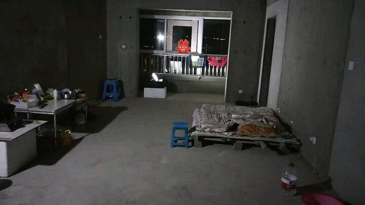 Tối nay, một cư dân trong khu chung cư vừa gửi cho tôi một sáng chế nhỏ: dùng ắc quy và bộ biến tần 
