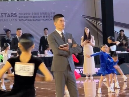 “老师你你好的布拉迪响了”  #国标舞现场