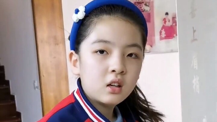 Bạn giúp cô ấy xem bài, còn tôi giúp cô ấy viết tên.