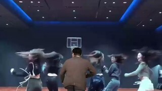 لماذا دادونغ يان هو العضو السادس في فرقة نيو جينز؟
