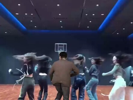 لماذا دادونغ يان هو العضو السادس في فرقة نيو جينز؟