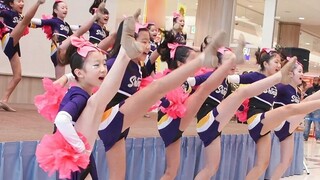 Học sinh tiểu học Nhật Bản cổ vũ đội Butoh biểu diễn 9