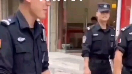 Chụp ảnh với chú công an, nhất định đừng đứng ở giữa. Tưởng chú công an lại bắt được một “kẻ xấu” to