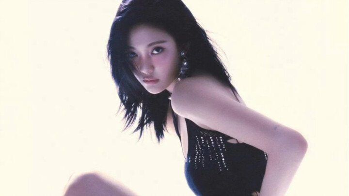 Lagi-lagi Versace, gaya fashionnya keren banget! Wajah Ning Yizhuo bikin siapa pun terpesona, penuh 