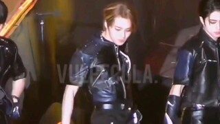 【Liang Jingyin】Half-up hairstyle + racing gloves + WAVE Tears are streaming down from the corner of 