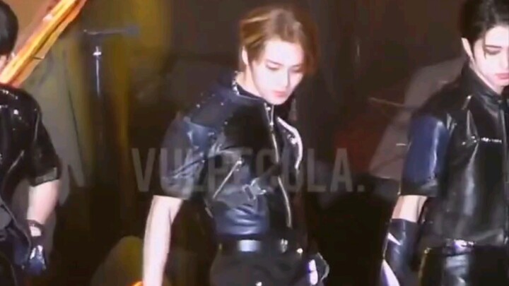【Liang Jingyin】Half-up hairstyle + racing gloves + WAVE Tears are streaming down from the corner of 