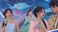 ❀Ding Yuxi×Yu Shuxin❀|The first person who held her signboard to visit the building became her first